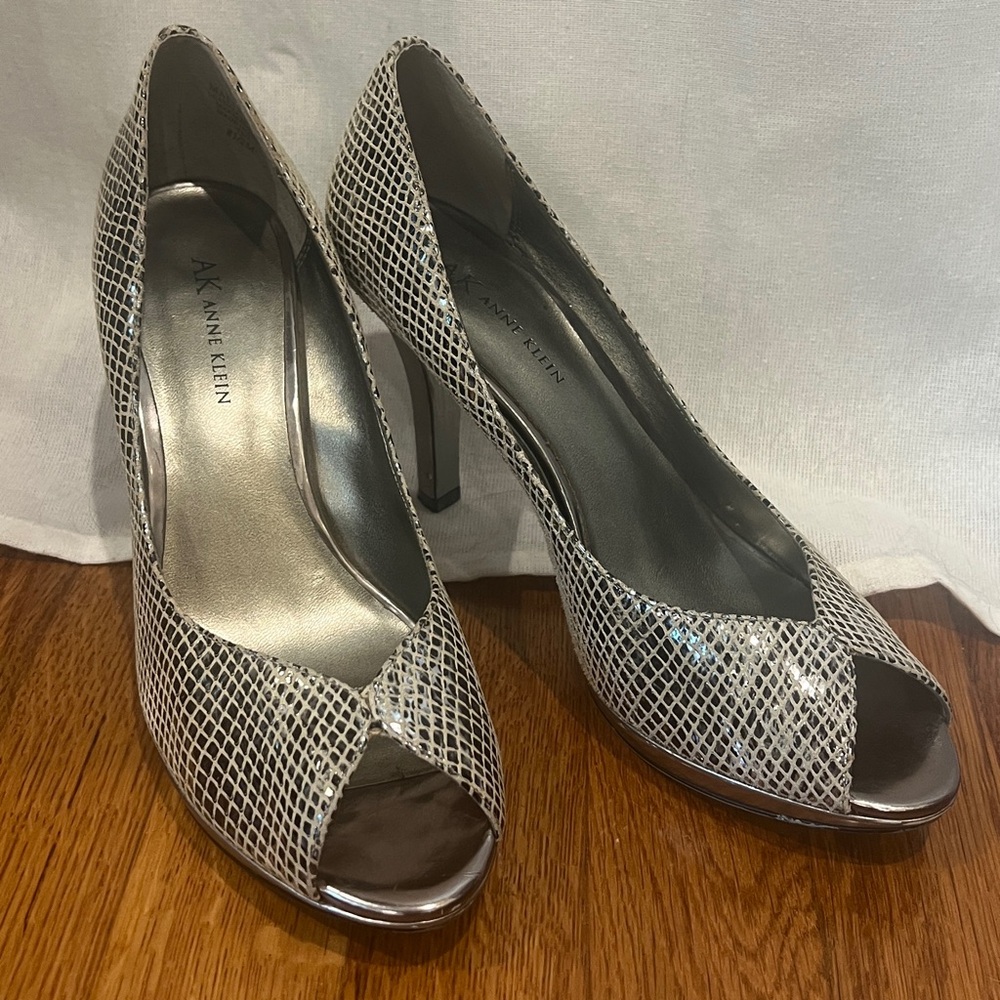 Anne Klein charcoal and Silver Patterned Heels